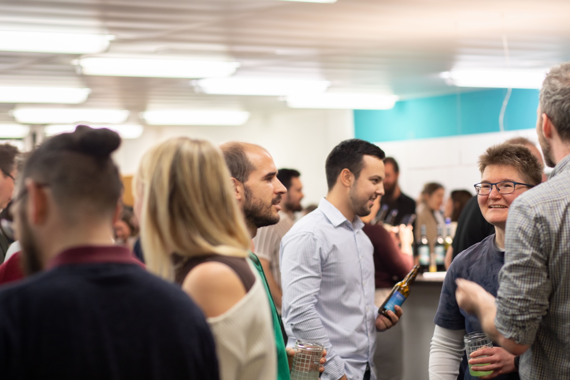 a@w_zürich_grosse_gruppe_im_gespräch a@w_zürich_grosse_gruppe_im_gespräch